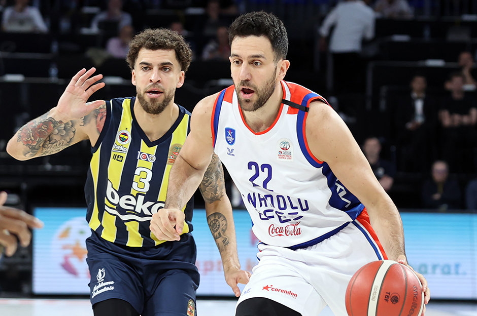Anadolu Efes, Fenerbahçe Beko'yu yenip seride 2-1 öne geçti
