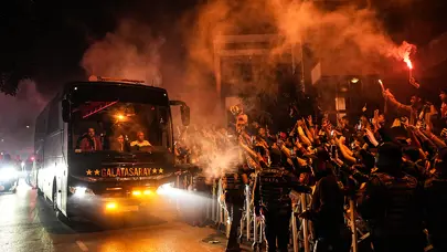 Galatasaraylı taraftarlar, Fenerbahçe mağlubiyeti sonrası takımı Florya'da karşıladı