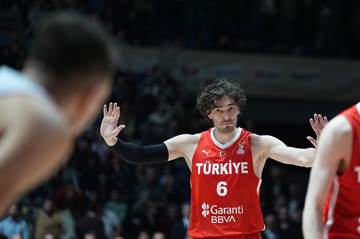 Cedi Osman yeni takımıyla 3 yıllık sözleşme imzaladı