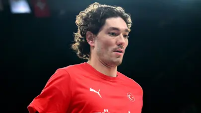 "Anadolu Efes mi, Fenerbahçe mi?" derken Cedi Osman'ın yeni adresi bomba etkisi yarattı "Anadolu Efes mi, Fenerbahçe mi?" derken Cedi Osman'ın yeni adresi bomba etkisi yarattı