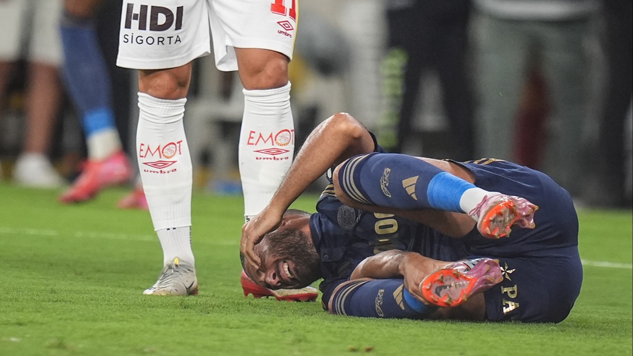 Fenerbahçe'den sakatlık açıklaması: Cenk Tosun'un son durumu