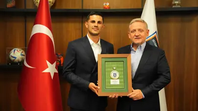 Başakşehir'den Konyaspor'a transfer olan Aleksic'e plaket