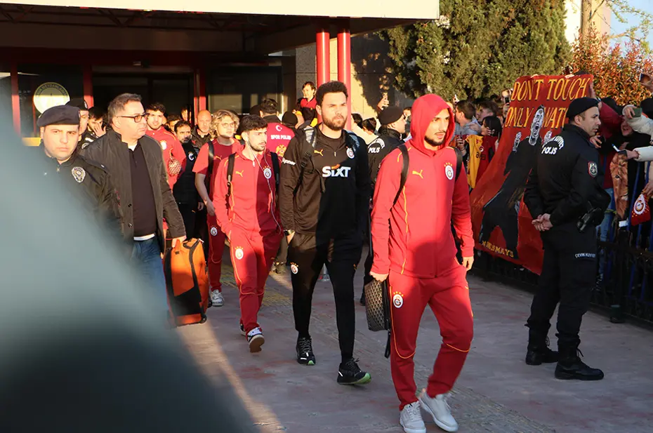 Mourinho'ya pankartlı gönderme: Okan Buruk'la birlikte poz verdiler - 4