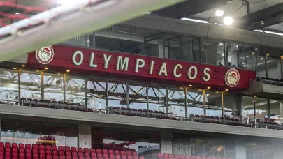 Olympiacos yöneticisi Federasyon yetkililerine etek fırlattı