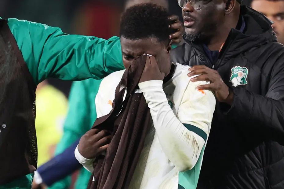 Christ Oulai Maç Sonrası Gözyaşlarına Boğuldu, Takım Arkadaşları Teselli Etti 1 Christ Oulai maçın ardından gözyaşlarını tutamadı: Herkes onu teselli etti