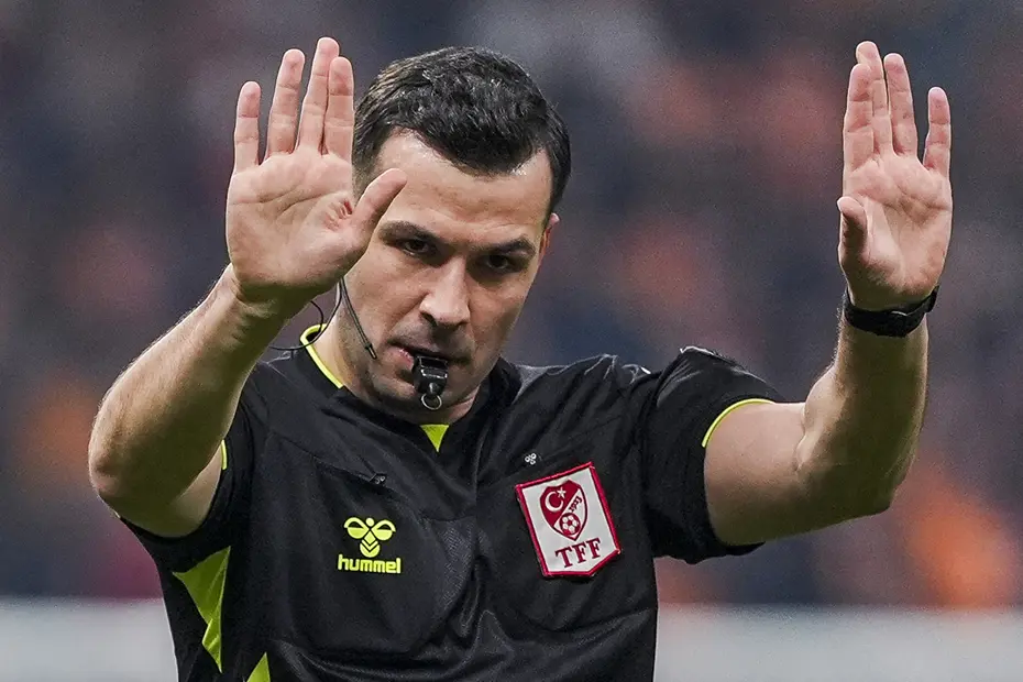 Trio noktayı koydu! Galatasaray ve Trabzonspor'un penaltı beklediği pozisyonlar için net yorum - 4 Trio noktayı koydu! Galatasaray ve Trabzonspor'un penaltı beklediği pozisyonlar için net yorum - 4