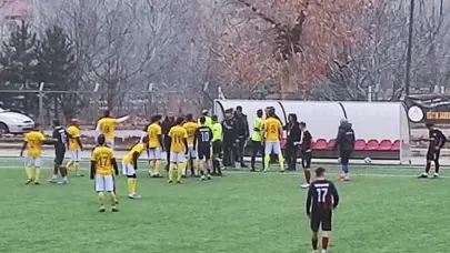 Oyundan alınan oyuncu, bıçakla sahaya girdi!