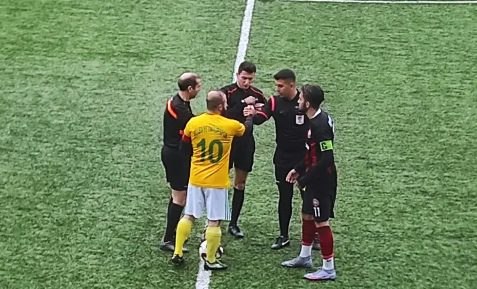 Oyundan alınan oyuncu, bıçakla sahaya girdi! - 2