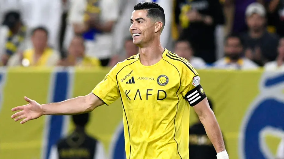 Tüm dünya Ronaldo'nun hareketini konuşuyor! Sinirden gülme krizine girdi, eliyle işaret etti - 2 Tüm dünya Ronaldo'nun hareketini konuşuyor! Sinirden gülme krizine girdi, eliyle işaret etti - 2