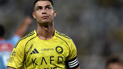 Tüm dünya Cristiano Ronaldo'nun Messi tezahüratlarına yaptığı olay hareketi konuşuyor