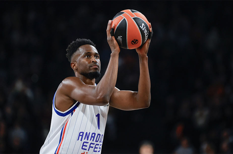 Anadolu Efes deplasmanda kazandı: Galibiyete Larkin ve Beaubois damgası
