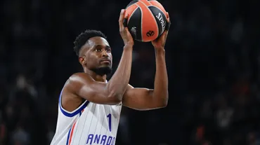 Anadolu Efes deplasmanda kazandı: Galibiyete Larkin ve Beaubois damgası