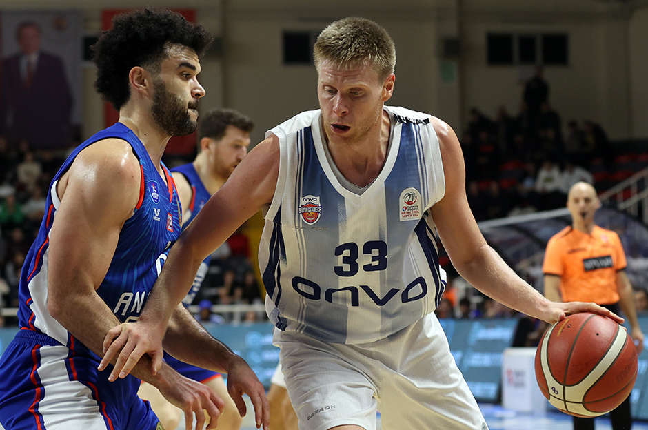 Anadolu Efes liderliğini sürdürdü