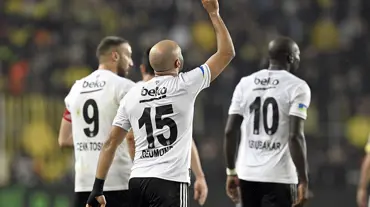 Beşiktaş'tan Fenerbahçe'ye Ebru Gündeş'li gönderme