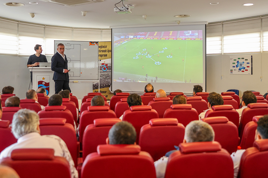 Abdullah Avcı, akademi antrenörleri ile bir araya geldi