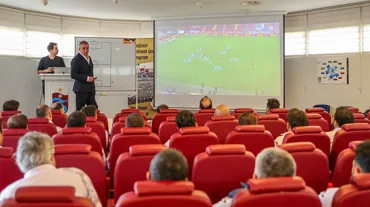 Abdullah Avcı, akademi antrenörleri ile bir araya geldi