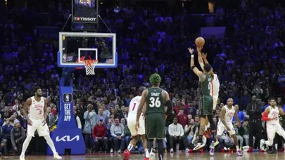 İZLE | Celtics, 76ers'ı bitime 1.3 saniye kala bulduğu üçlükle yendi