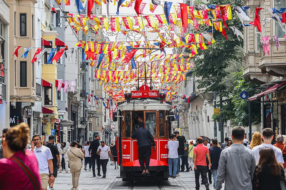 İstiklal Caddesi sarı kırmızıya büründü - 7