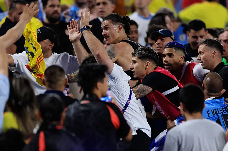 Copa America'da olaylı maç: Darwin Nunez, tribüne çıkıp taraftarla yumruklaştı - 3