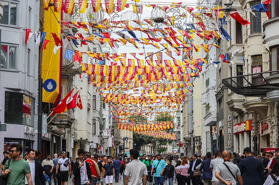 İstiklal Caddesi sarı kırmızıya büründü - 4