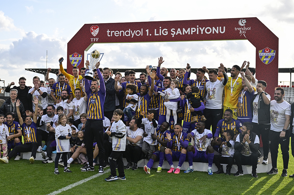Trendyol 1. Lig'in şampiyonu Eyüpspor, kupasını aldı