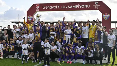 Trendyol 1. Lig'in şampiyonu Eyüpspor, kupasını aldı