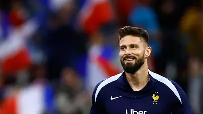 Olivier Giroud imzayı atıyor