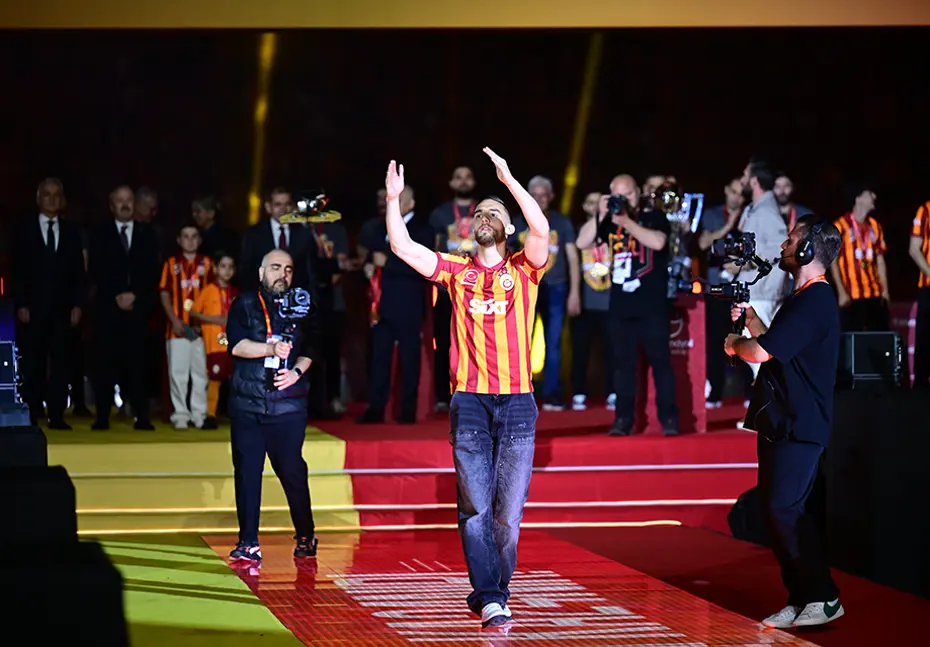 Görkemli kutlama: Şampiyon Galatasaray kupalarına kavuştu - 40 Görkemli kutlama: Şampiyon Galatasaray kupalarına kavuştu - 40