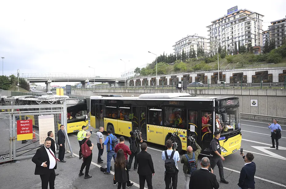 Galatasaray, Kadıköy'e 28 otobüsle gitti - 3 Galatasaray, Kadıköy'e 28 otobüsle gitti - 3