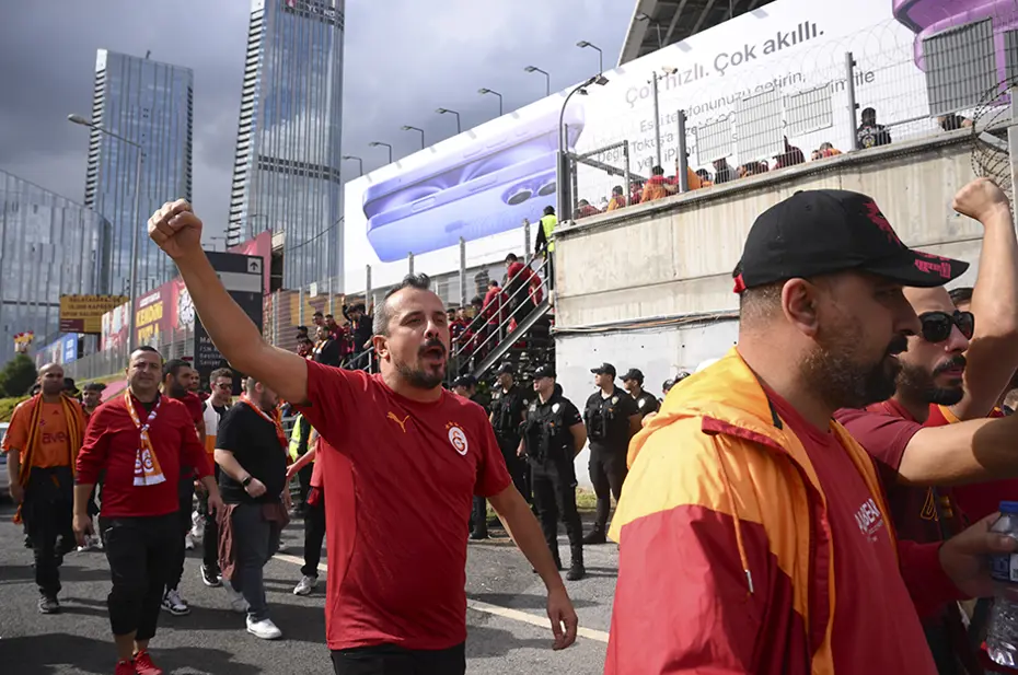 Galatasaray, Kadıköy'e 28 otobüsle gitti - 8 Galatasaray, Kadıköy'e 28 otobüsle gitti - 8