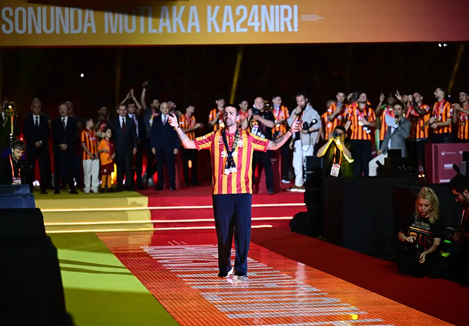 Görkemli kutlama: Şampiyon Galatasaray kupalarına kavuştu - 49 Görkemli kutlama: Şampiyon Galatasaray kupalarına kavuştu - 49