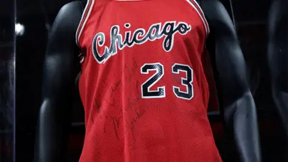 NBA tarihinde ilk 5'e girdi: Jordan'ın formasına servet ödendi