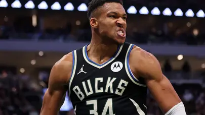 Bucks, Mavericks'i Antetokounmpo'nun üstün performansıyla devirdi