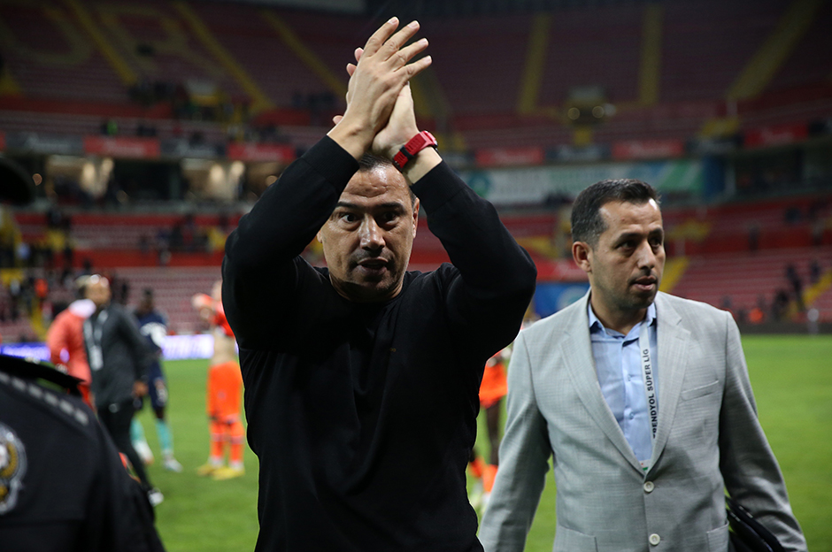 RAMS Başakşehir Teknik Direktörü Çağdaş Atan tepkilere yanıt verdi: Anlatılan hikayelere ve atılan iftiralara kimse inanmasın