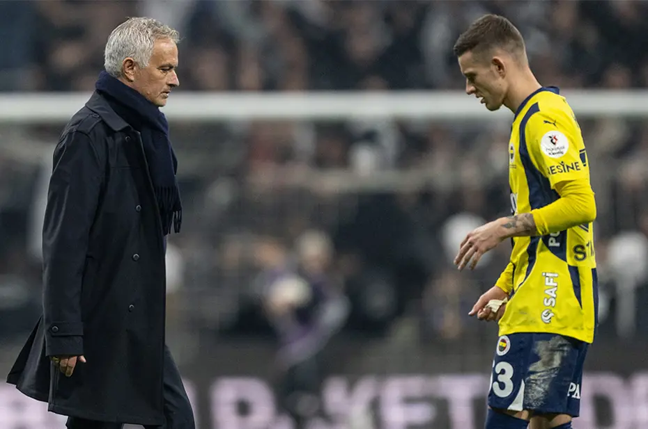Mourinho'dan büyük kıyım: Fenerbahçe'de 7 futbolcu gönderiliyor - 11 Mourinho'dan büyük kıyım: Fenerbahçe'de 7 futbolcu gönderiliyor - 11
