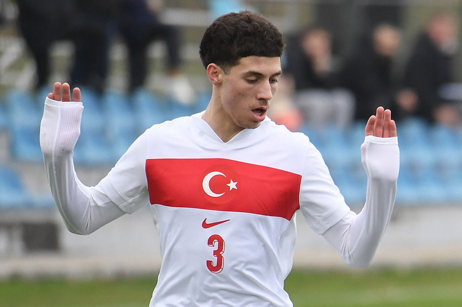 Norwich City, Türk sol bekle sözleşme imzaladı