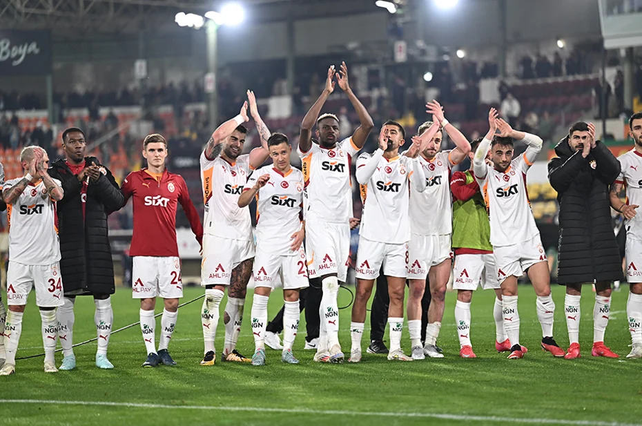 "Uçurumun kenarından döndü" | Spor yazarları Galatasaray için ne dedi? - 1 "Uçurumun kenarından döndü" | Spor yazarları Galatasaray için ne dedi? - 1