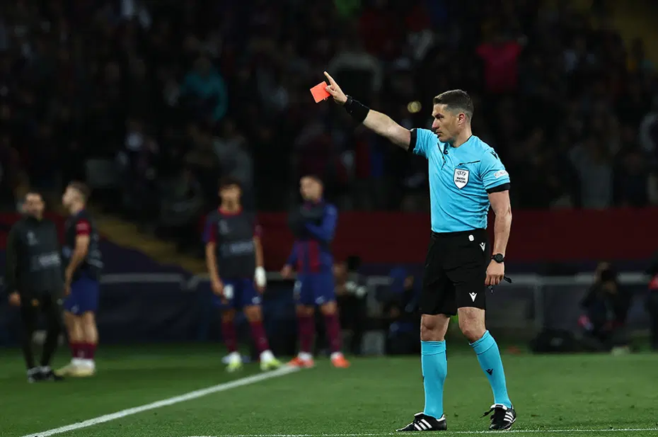 Şampiyonlar Ligi'ndeki Barcelona-PSG maçında geceye damga vuran karar: "Utanç verici, felaket" - 5
