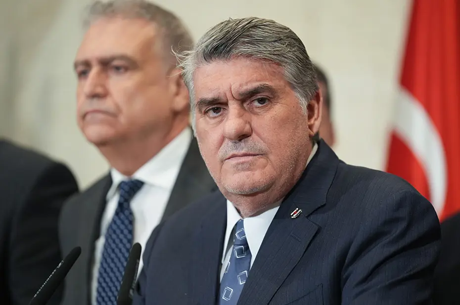 Serdal Adalı'dan olay Hasan Arat sözleri: Sezon sonundaki ayrılığı da duyurdu - 1 Serdal Adalı'dan olay Hasan Arat sözleri: Sezon sonundaki ayrılığı da duyurdu - 1