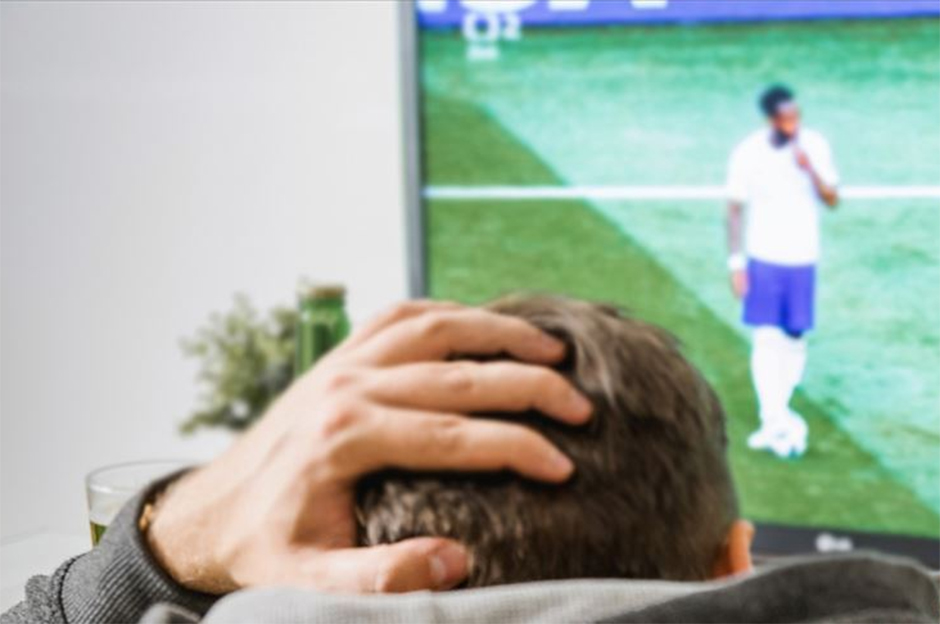 Kaçak yayın izleyenlere hapis cezası