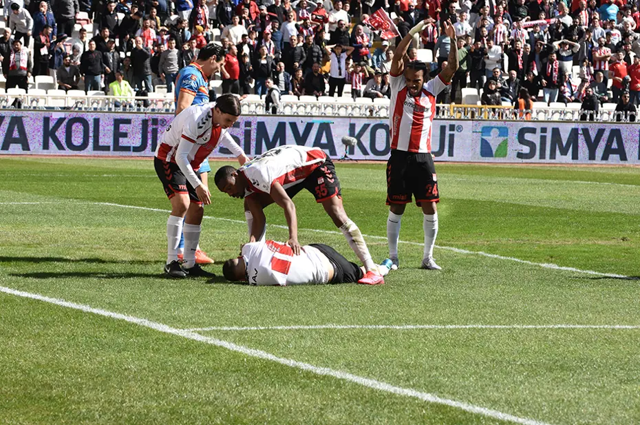Sivasspor-Göztepe maçında talihsiz sakatlıklar: 2 futbolcu ambulansla hastaneye kaldırıldı - 6 Sivasspor-Göztepe maçında talihsiz sakatlıklar: 2 futbolcu ambulansla hastaneye kaldırıldı - 6