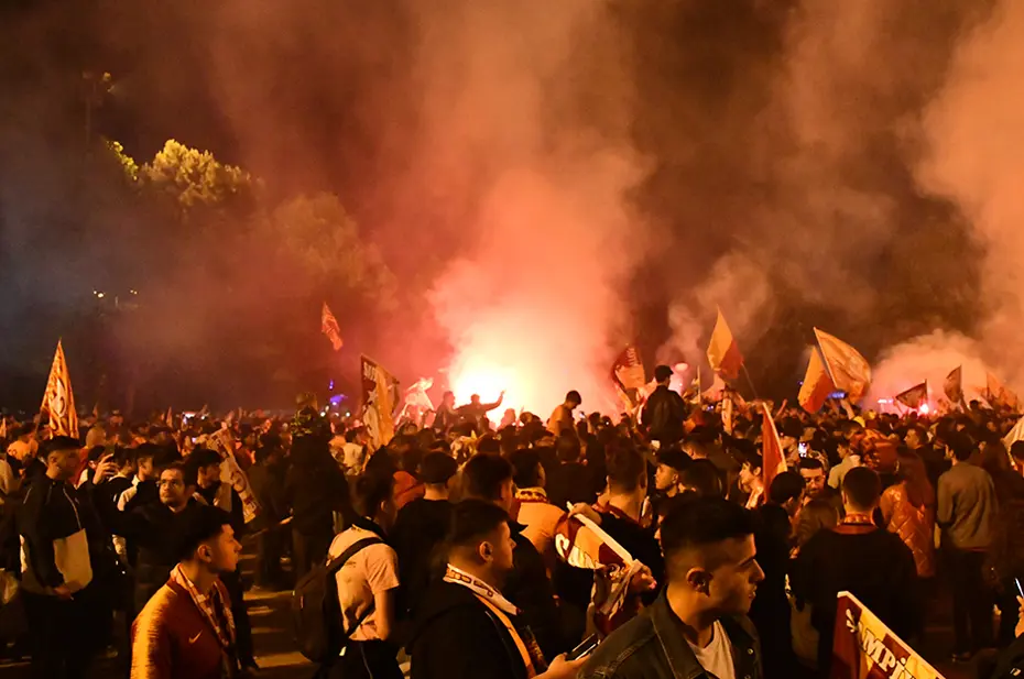 Galatasaraylı taraftarların şampiyonluk ve 5. yıldız kutlamalarından unutulmaz fotoğraflar - 46 Galatasaraylı taraftarların şampiyonluk ve 5. yıldız kutlamalarından unutulmaz fotoğraflar - 46