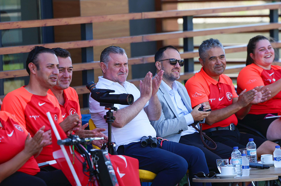 Bakan Bak'tan Paralimpik Oyunları'na hazırlanan sporculara ziyaret