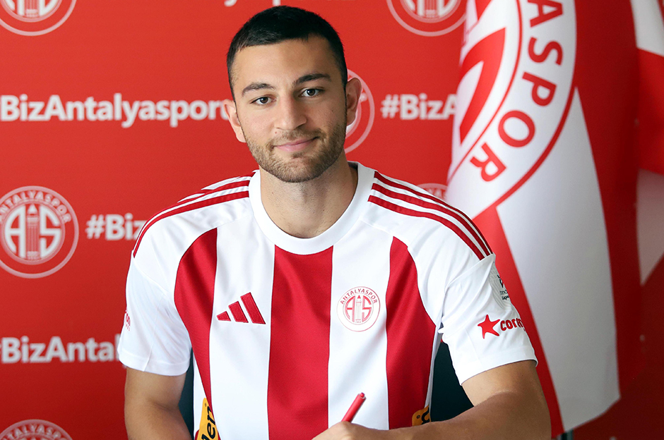 Beşiktaş'ın kiralık gönderdiği Emrecan Uzunhan imzayı attı