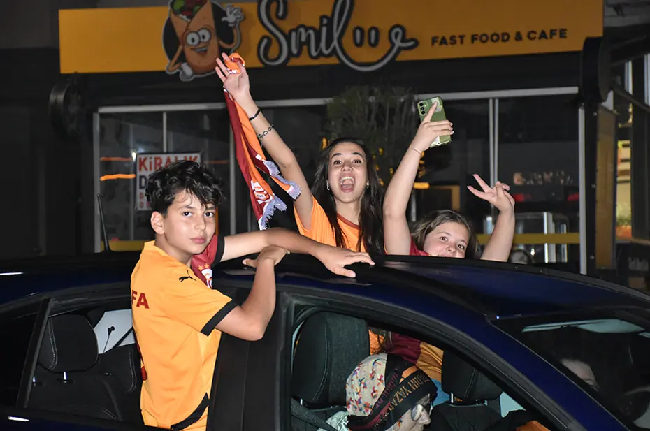Galatasaraylı taraftarların şampiyonluk ve 5. yıldız kutlamalarından unutulmaz fotoğraflar - 45 Galatasaraylı taraftarların şampiyonluk ve 5. yıldız kutlamalarından unutulmaz fotoğraflar - 45