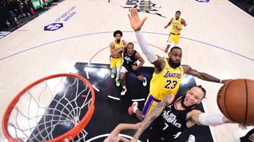 Los Angeles derbisi nefes kesti: 21 sayı geriden geldiler