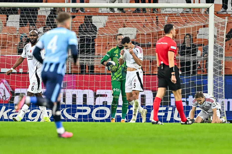 Mert Günok soyunma odasında isyan etti: Hedefinde iki yabancı futbolcu vardı - 2 Mert Günok soyunma odasında isyan etti: Hedefinde iki yabancı futbolcu vardı - 2