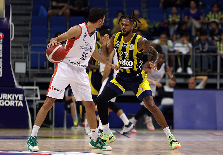 Fenerbahçe Beko sezonu farklı galibiyetle açtı