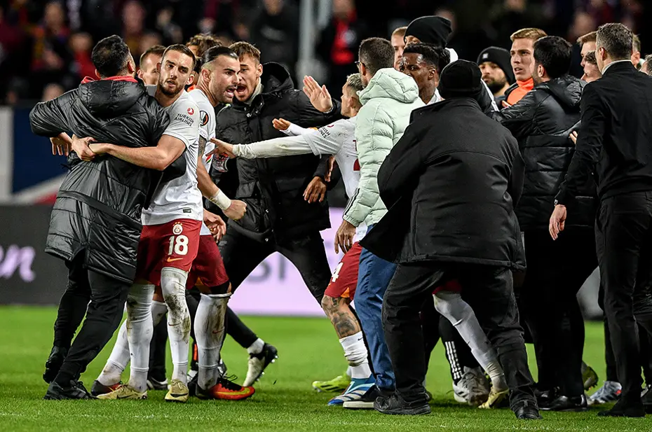 Galatasaray maçı Çekya'da manşetlerde: "Sparta Prag Türklere gerçek futbol cehennemini gösterdi" - 10 Galatasaray maçı Çekya'da manşetlerde: "Sparta Prag Türklere gerçek futbol cehennemini gösterdi" - 10
