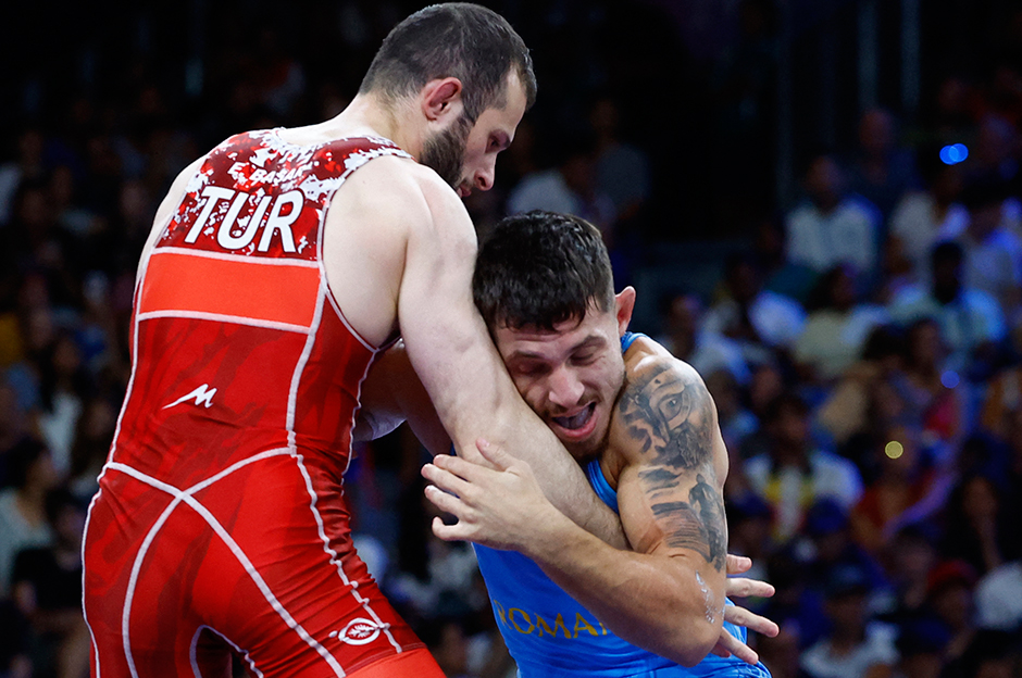 Milli güreşçi Enes Başar'ın madalya şansı devam ediyor